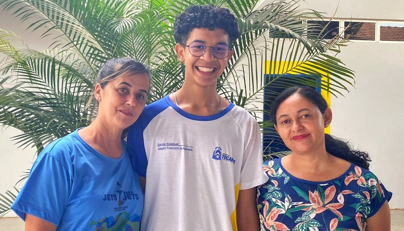 A diretora Jussara, o aluno Luiz Eduardo e a professora Rosana